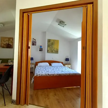 Donda Apartment Split
