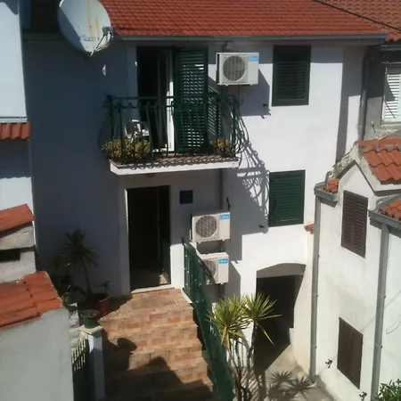 Donda Apartment Split